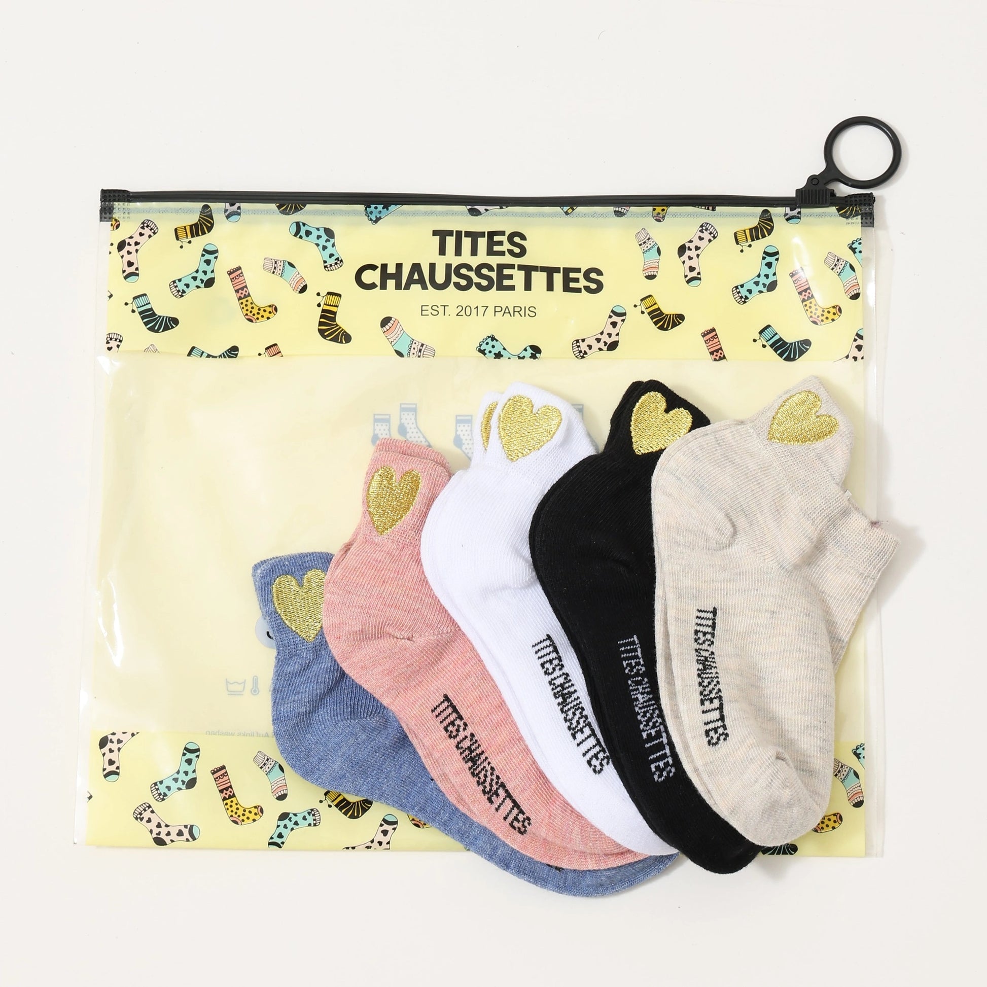 Lot de 5 chaussettes pour bébés et enfants. Languette coeur doré brodé à l'arrière du pied. 5 coloris : noir, blanc, beige, bleu, rose. Disponible en 4 taille : 12/24 mois, 2/4 ans, 5/8 ans, 9/12 ans.
