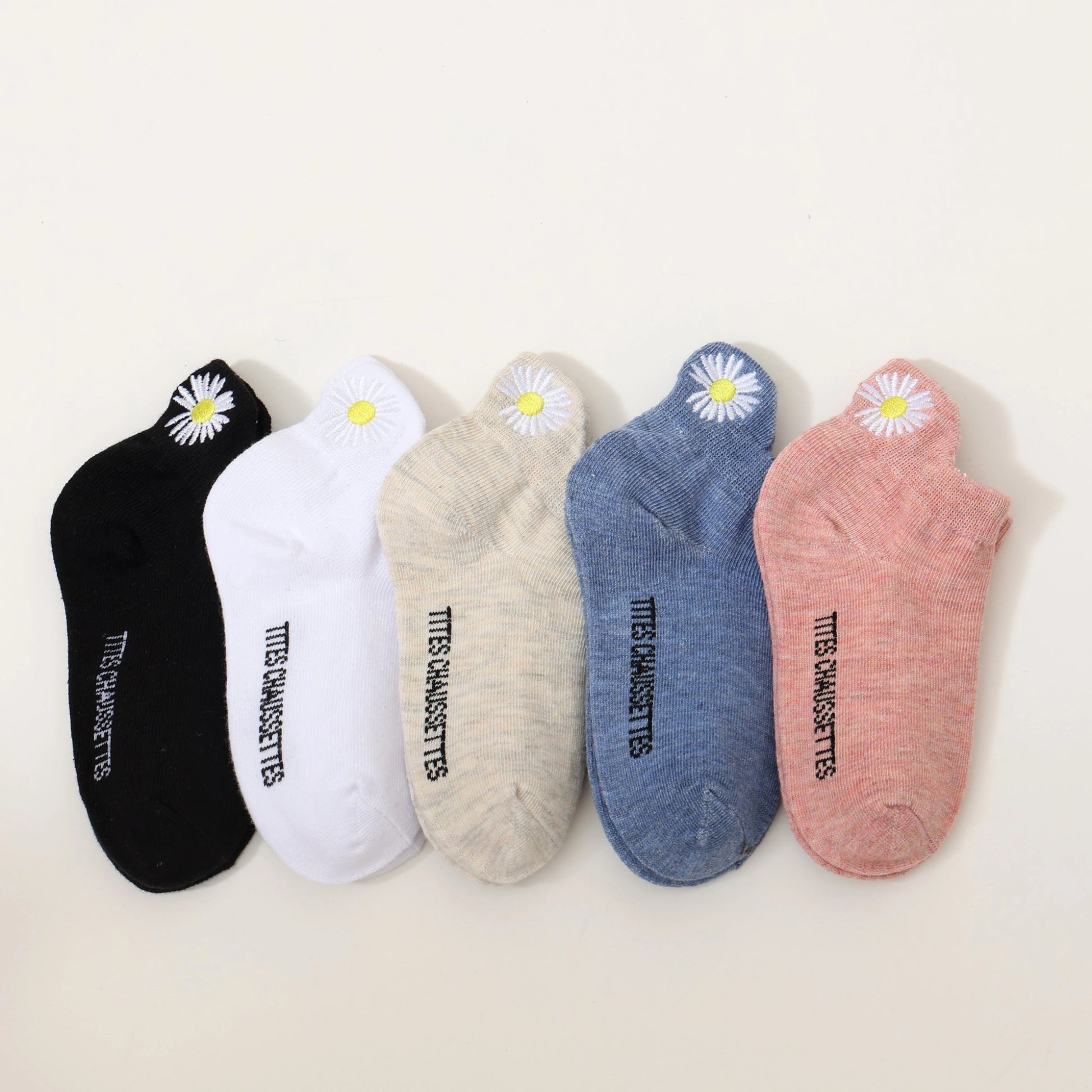 Lot de 5 chaussettes pour bébés et enfants. Languette fleur blanche brodée à l'arrière du pied. 5 coloris : noir, blanc, beige, bleu, rose. Disponible en 4 taille : 12/24 mois, 2/4 ans, 5/8 ans, 9/12 ans.