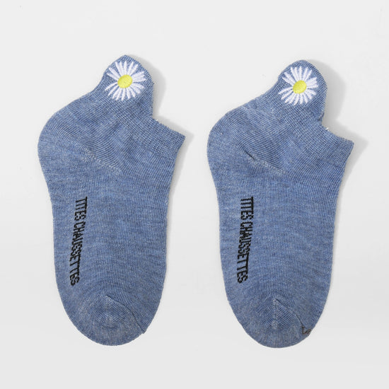 Lot de 5 chaussettes pour bébés et enfants. Languette fleur blanche brodée à l'arrière du pied. 5 coloris : noir, blanc, beige, bleu, rose. Disponible en 4 taille : 12/24 mois, 2/4 ans, 5/8 ans, 9/12 ans.