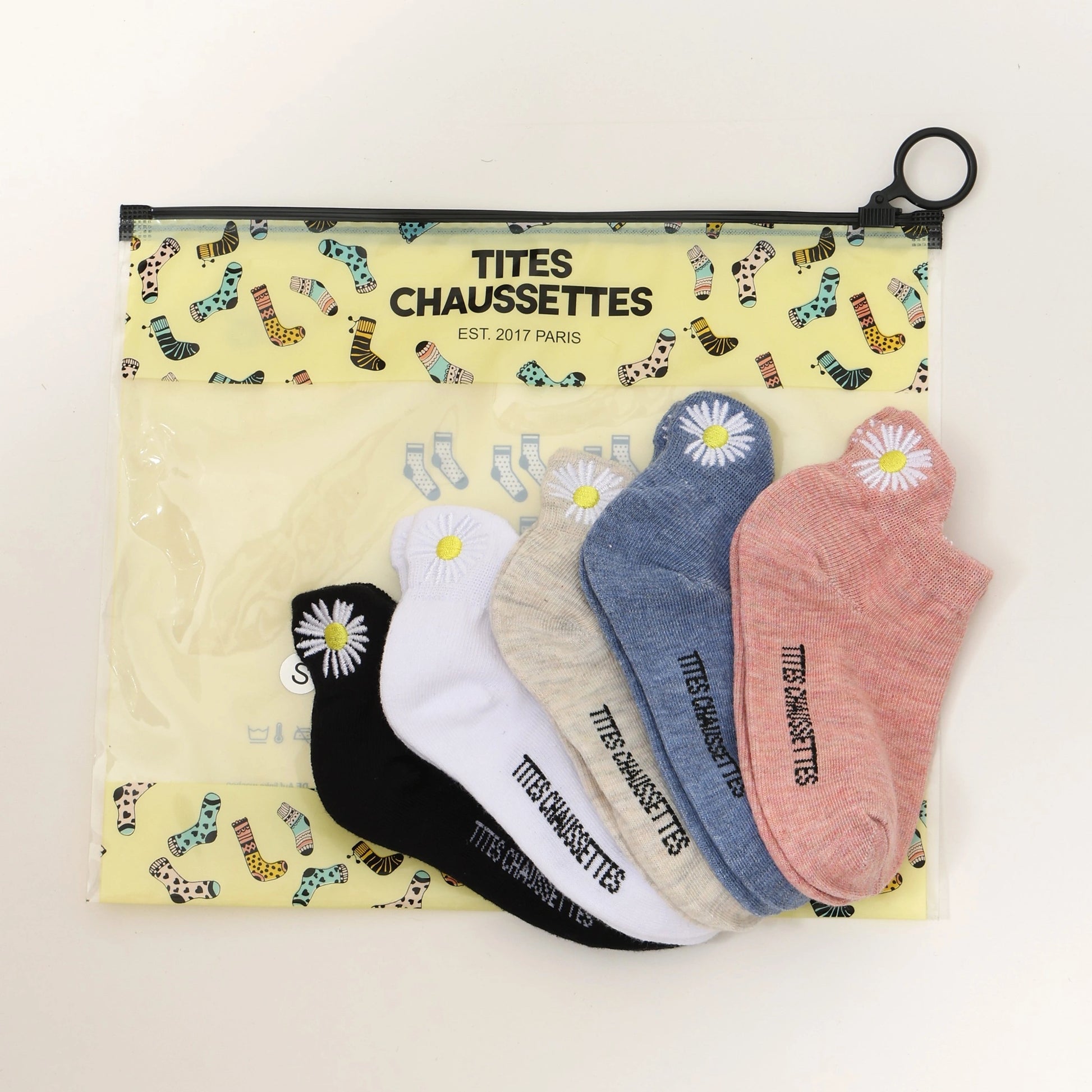 Lot de 5 chaussettes pour bébés et enfants. Languette fleur blanche brodée à l'arrière du pied. 5 coloris : noir, blanc, beige, bleu, rose. Disponible en 4 taille : 12/24 mois, 2/4 ans, 5/8 ans, 9/12 ans.