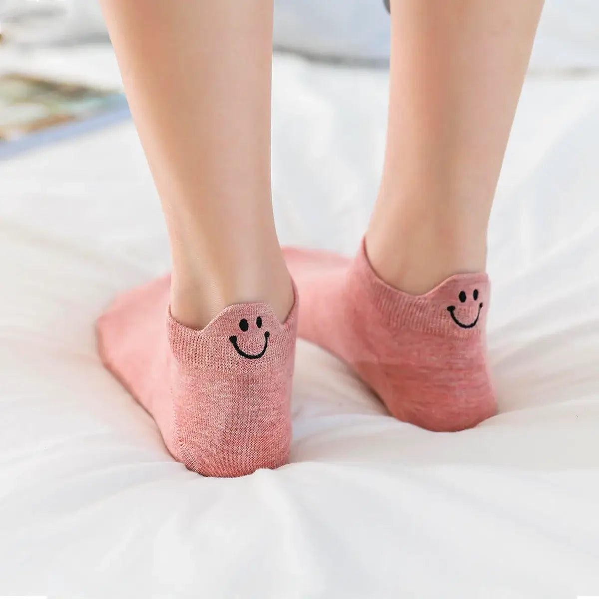 Chaussettes rose en coton à languette Happy à motif smiley pour femme | Chaussettes douces et respirantes | Un cadeau parfait pour les femmes de tous âges | Disponibles à un prix abordable.