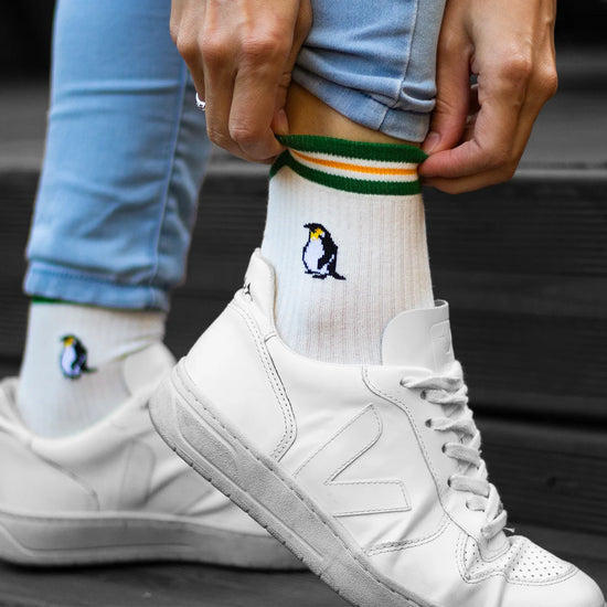 Chaussettes blanches en coton esprit sport, rayures de couleur et manchot brodé