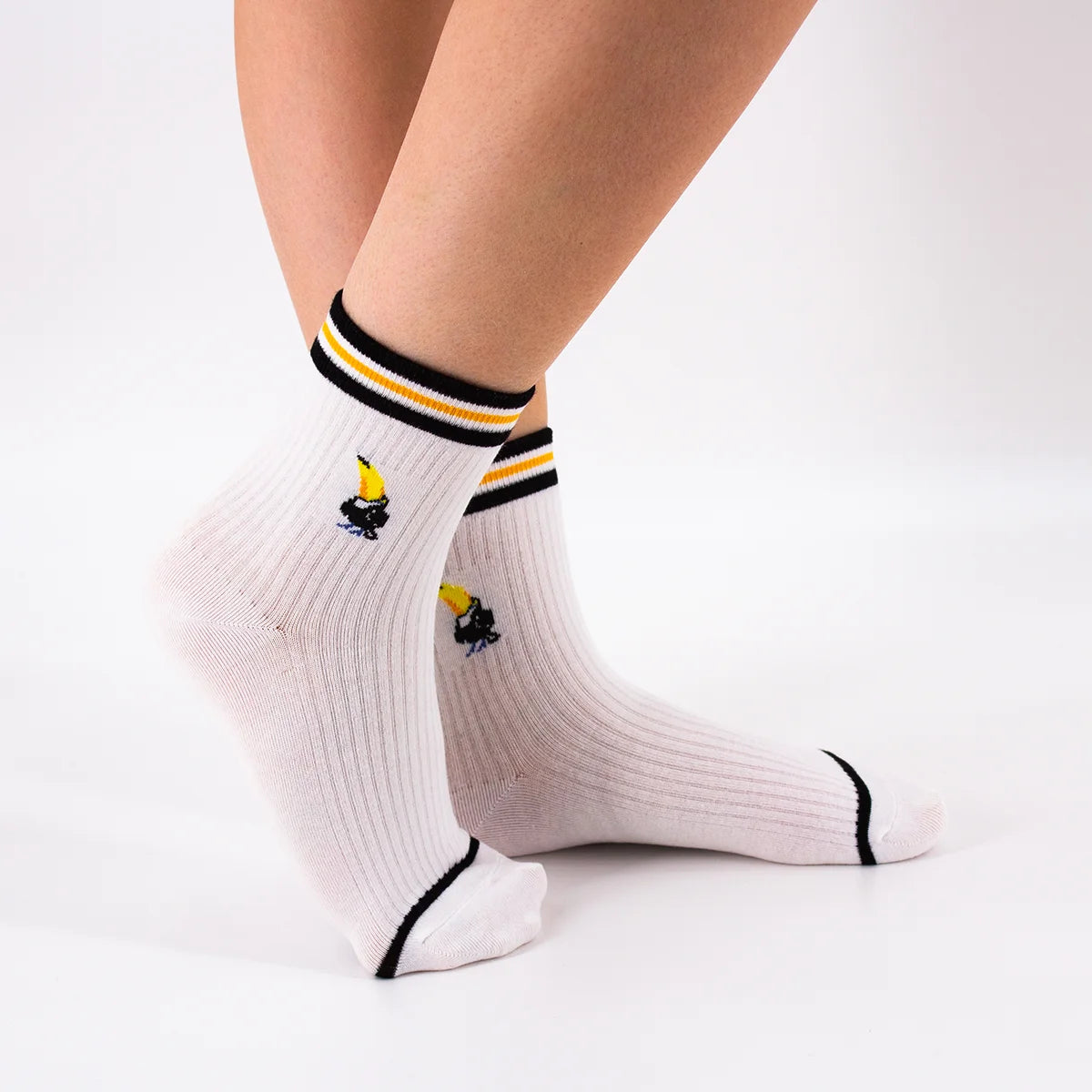 Chaussettes blanches en coton esprit sport, rayures de couleur et toucan brodé
