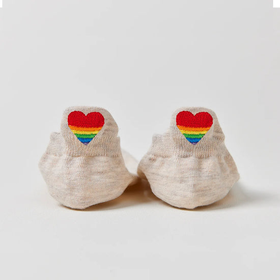 Chaussette avec languette cœur arc-en-ciel.