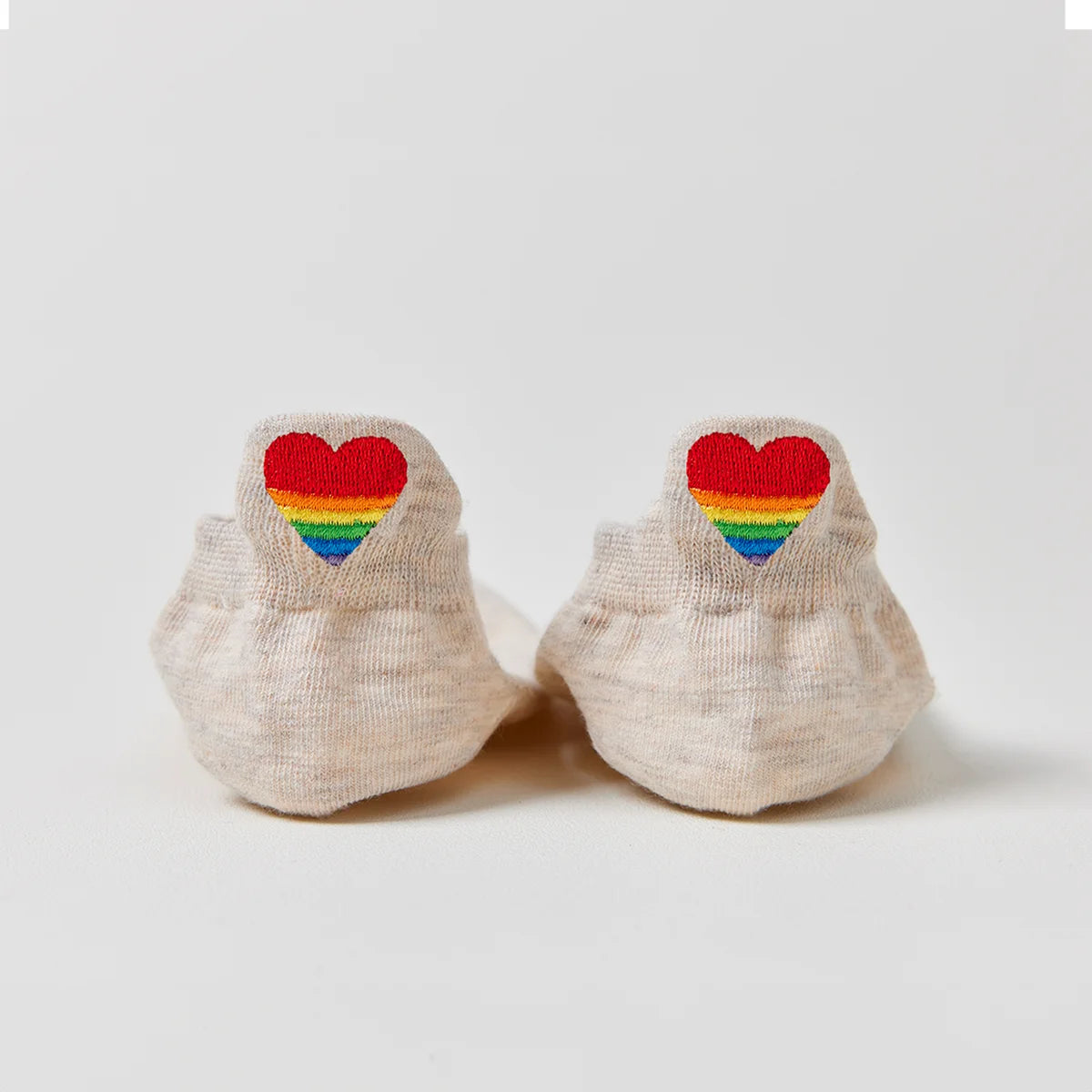 Chaussette avec languette cœur arc-en-ciel.