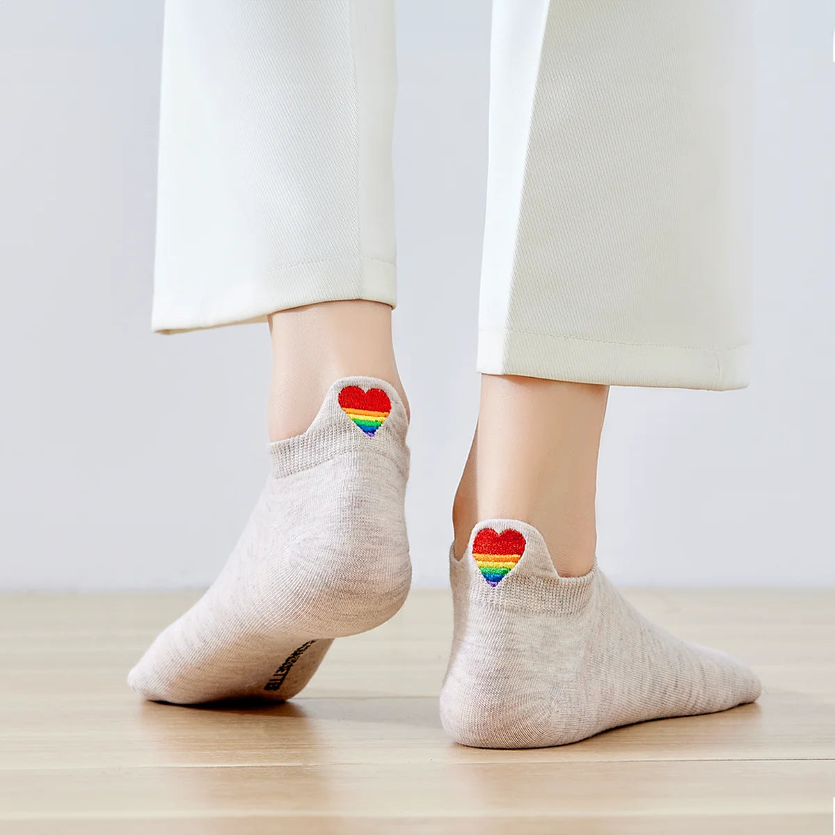 Chaussette avec languette cœur arc-en-ciel.