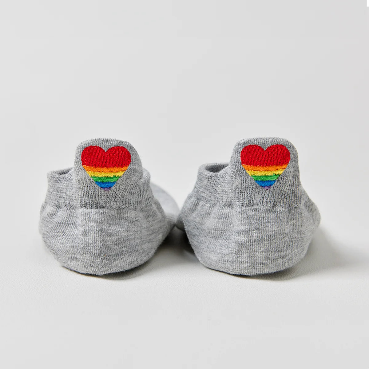 Chaussette avec languette cœur arc-en-ciel.