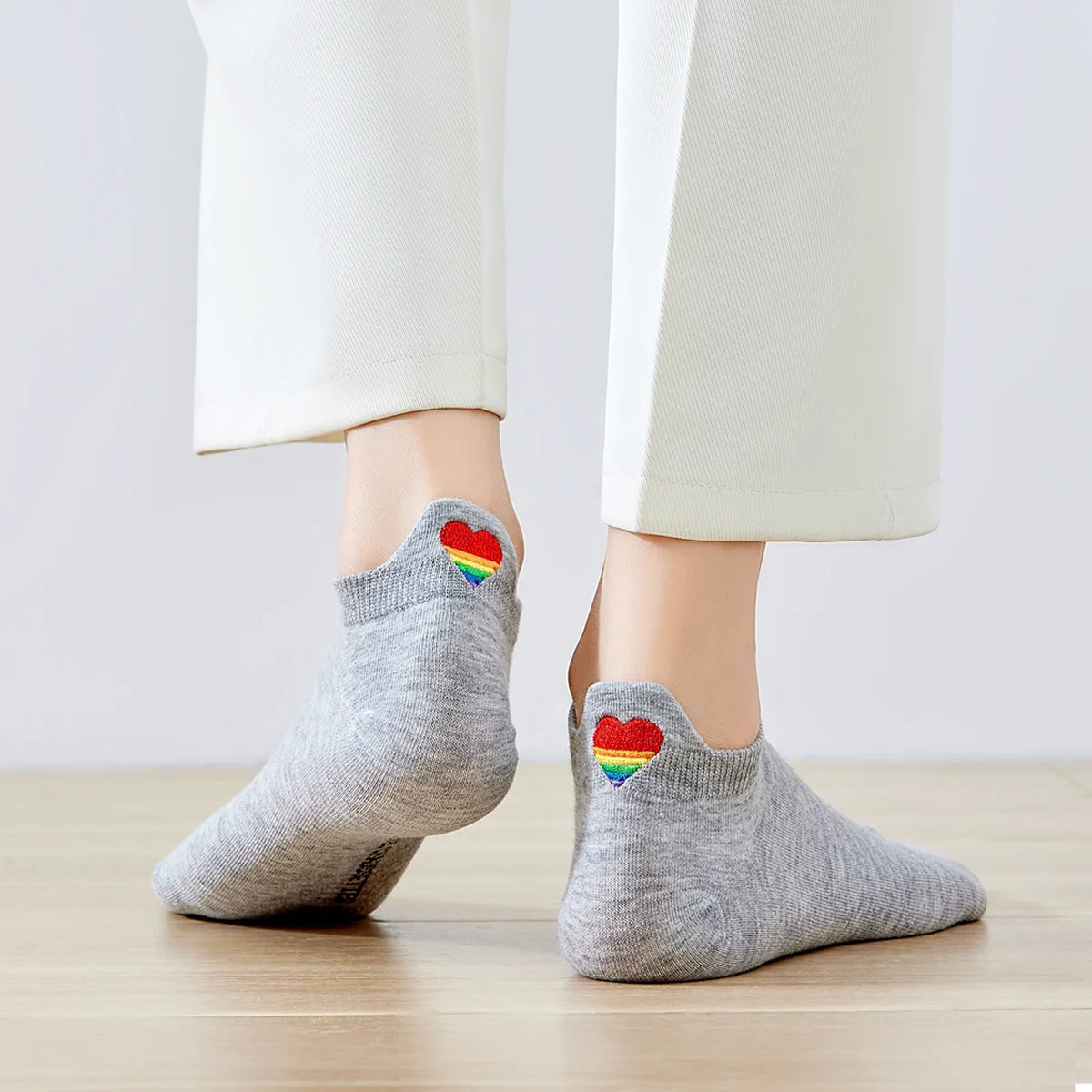 Chaussette avec languette cœur arc-en-ciel.