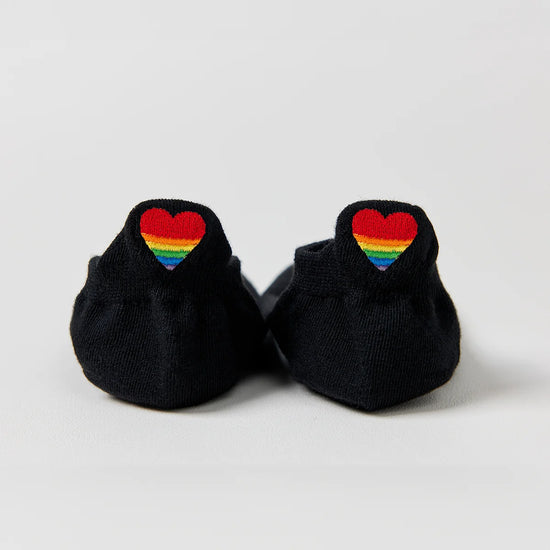 Chaussette avec languette cœur arc-en-ciel.