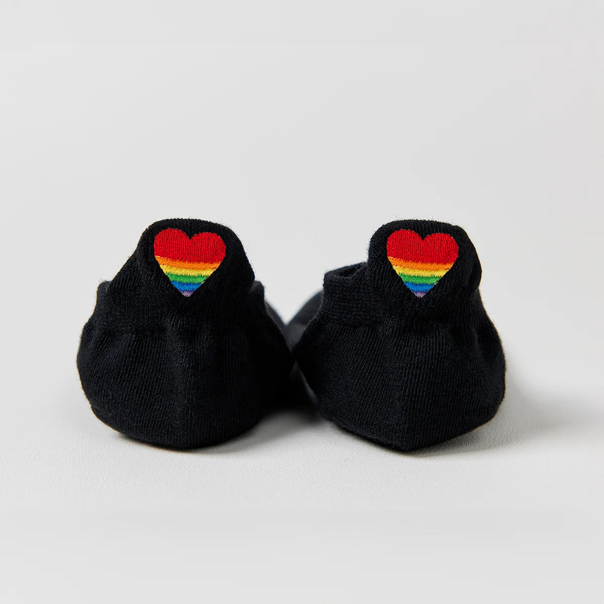 Chaussette avec languette cœur arc-en-ciel.