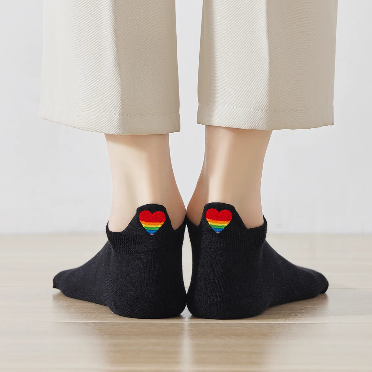 Chaussette avec languette cœur arc-en-ciel.