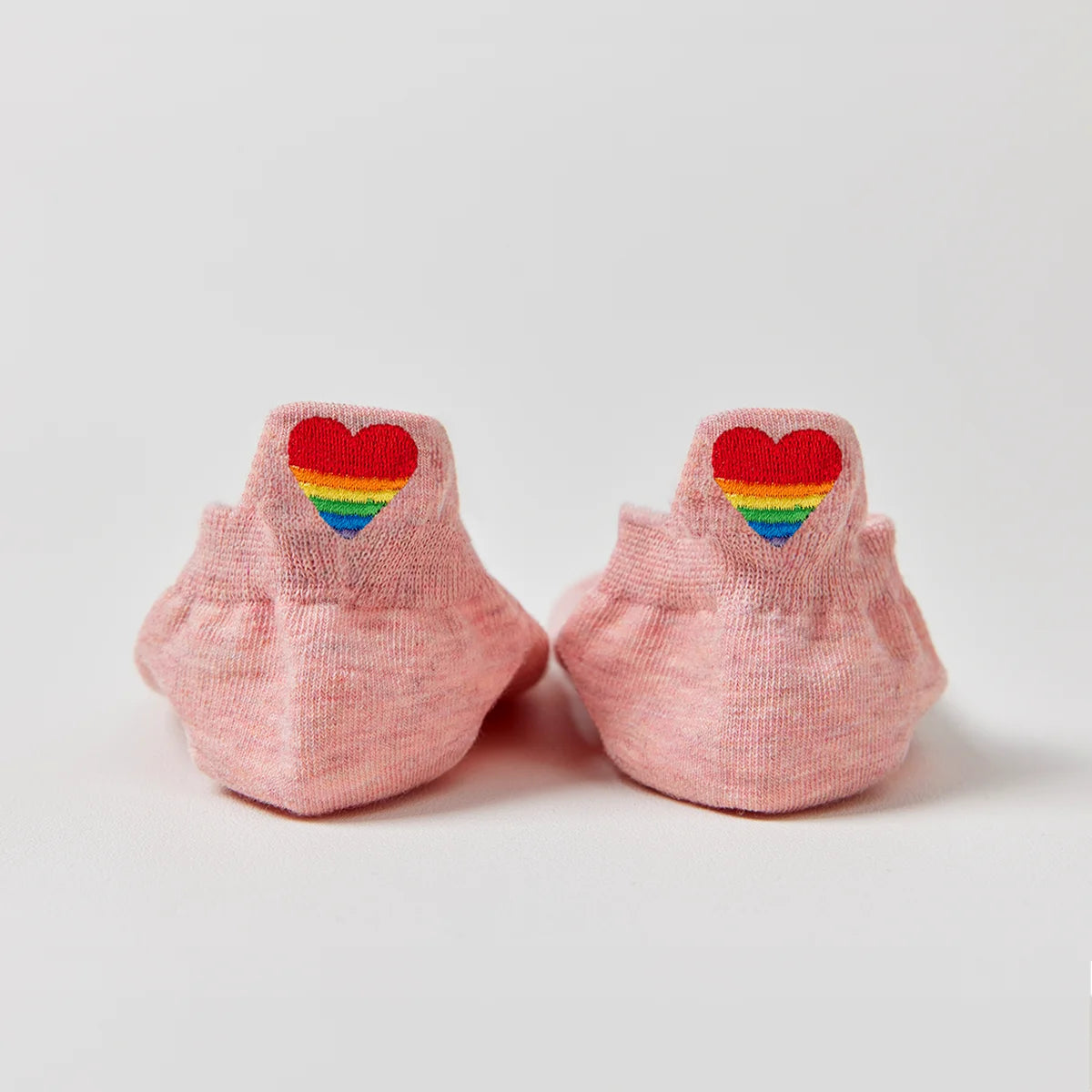 Chaussette avec languette cœur arc-en-ciel.