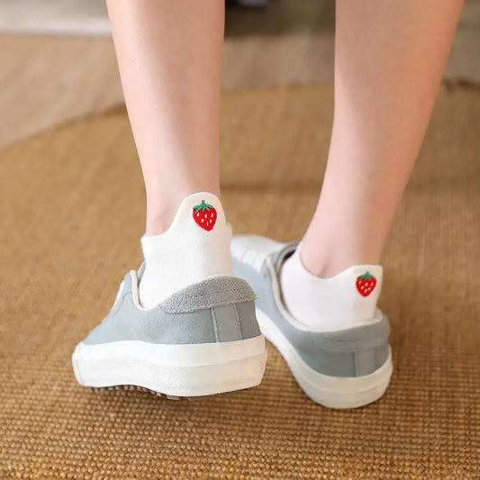 Chaussettes blanches en coton à languette fraise pour femme | Chaussettes abordables et de haute qualité | Un excellent choix pour les femmes qui aiment être à la mode et confortables