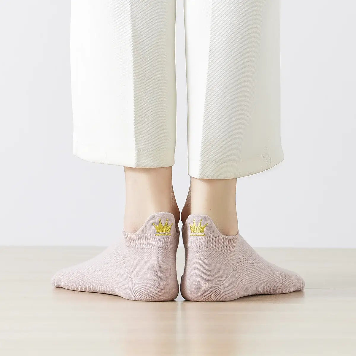 Chaussette courte avec languette et couronne dorée brodée.