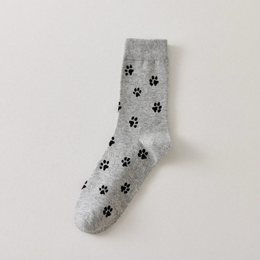 Chaussettes montantes avec motifs pattes de chat. Coloris sobres, confortables, en coton majoritaire. Idéales au quotidien avec tout type de chaussures.