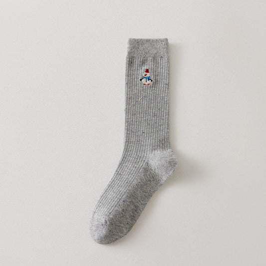 Chaussette femme haute à broderie hivernale vendue à l’unité. Motifs Noël : renne, Père Noël, pingouin… Maille chaude et douce. Taille unique 35-41.