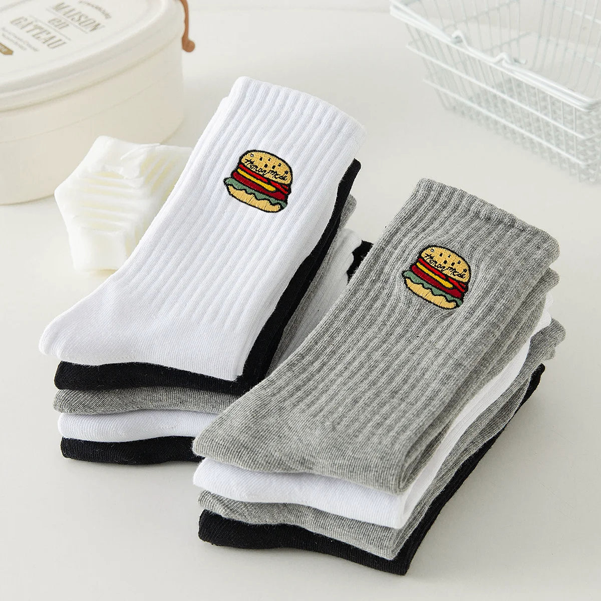 Lot de chaussettes adultes en coton avec un burger brodé | Chaussettes abordables et de haute qualité | Un excellent choix pour les adultes qui aiment la nourriture et les burgers |