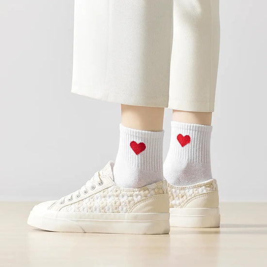 Chaussettes longues blanc adultes en coton avec un cœur rouge sur le côté