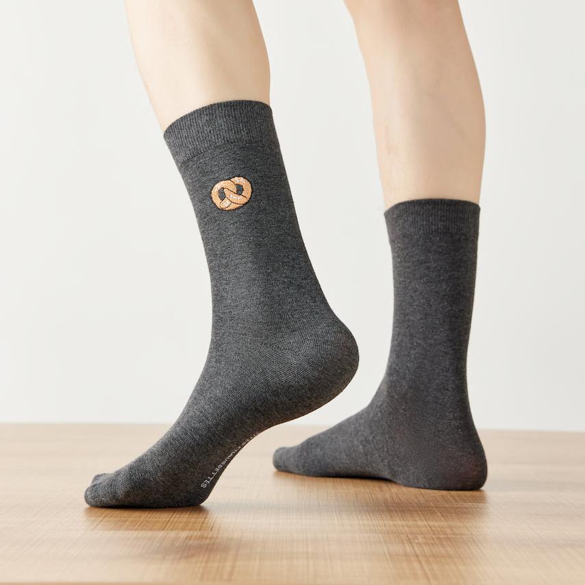 Chaussettes hautes pour homme. Motif brodé Bretzel. Fond gris chiné foncé. Idéales pour les gourmands.