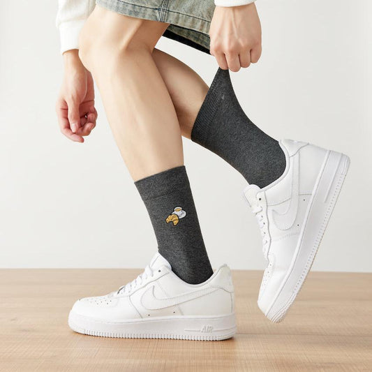 Chaussettes hautes pour homme. Motif brodé Café/Croissant. Fond gris chiné foncé. Idéales pour les gourmands.