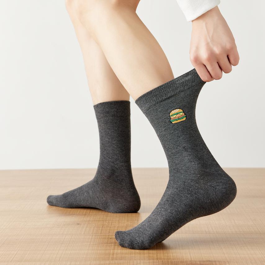 Chaussettes hautes pour homme. Motif brodé Hamburger. Fond gris chiné foncé. Idéales pour les gourmands.