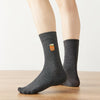 Chaussettes hautes pour homme. Motif brodé Soda. Fond gris chiné foncé. Idéales pour les gourmands.
