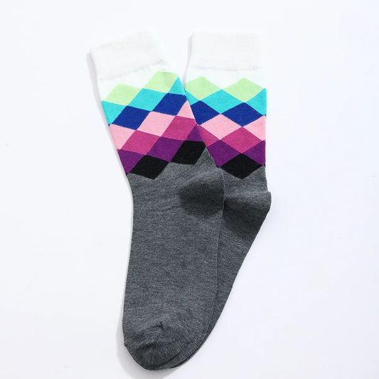 Chaussettes hautes pour homme. Motif losange. Version grise et version bleu. Dégradé de couleurs sur les motifs losange.