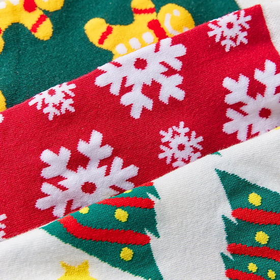 Chaussettes hautes de Noël avec motifs festifs : sapin, flocon, biscuit. Douces, chaudes et stylées pour un hiver cosy et un look joyeux à Noël.