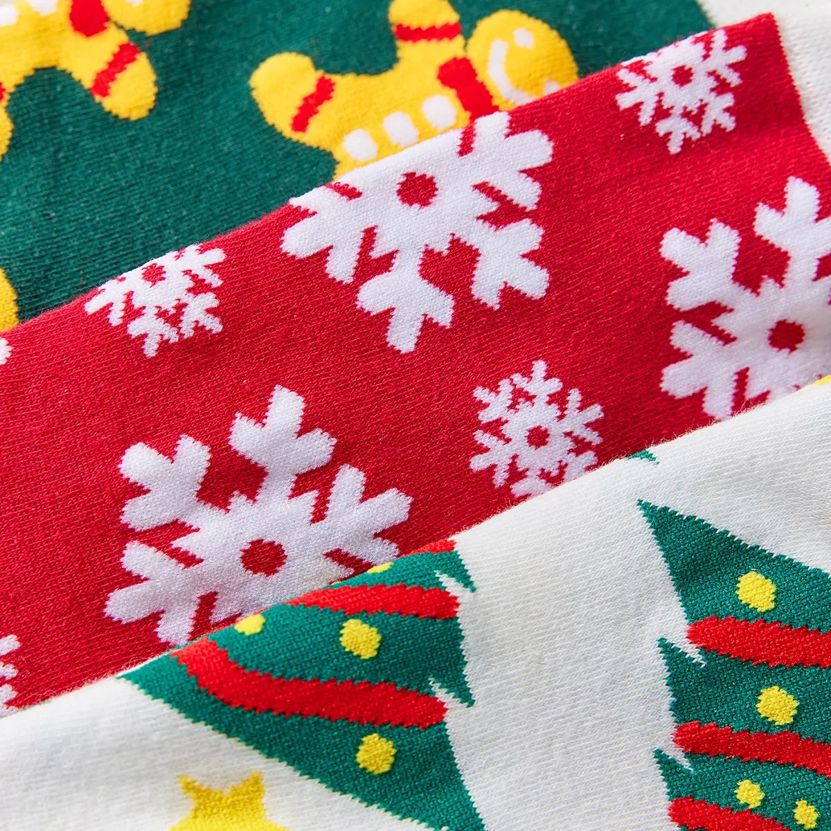 Chaussettes hautes de Noël avec motifs festifs : sapin, flocon, biscuit. Douces, chaudes et stylées pour un hiver cosy et un look joyeux à Noël.