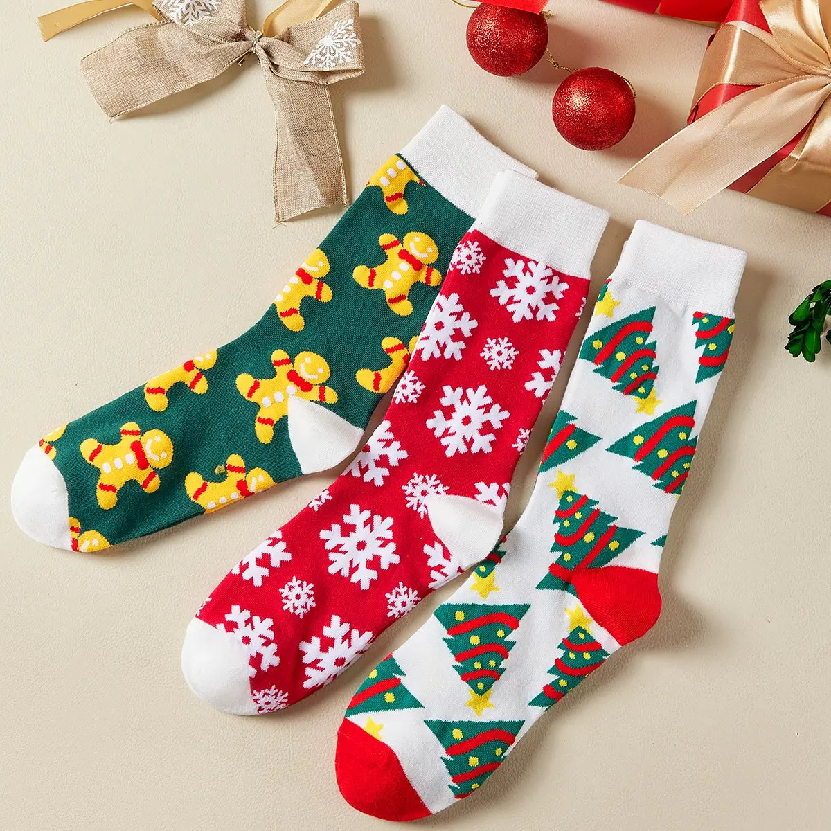 Chaussettes hautes de Noël avec motifs festifs : sapin, flocon, biscuit. Douces, chaudes et stylées pour un hiver cosy et un look joyeux à Noël.