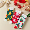 Chaussettes hautes de Noël avec motifs festifs : sapin, flocon, biscuit. Douces, chaudes et stylées pour un hiver cosy et un look joyeux à Noël.