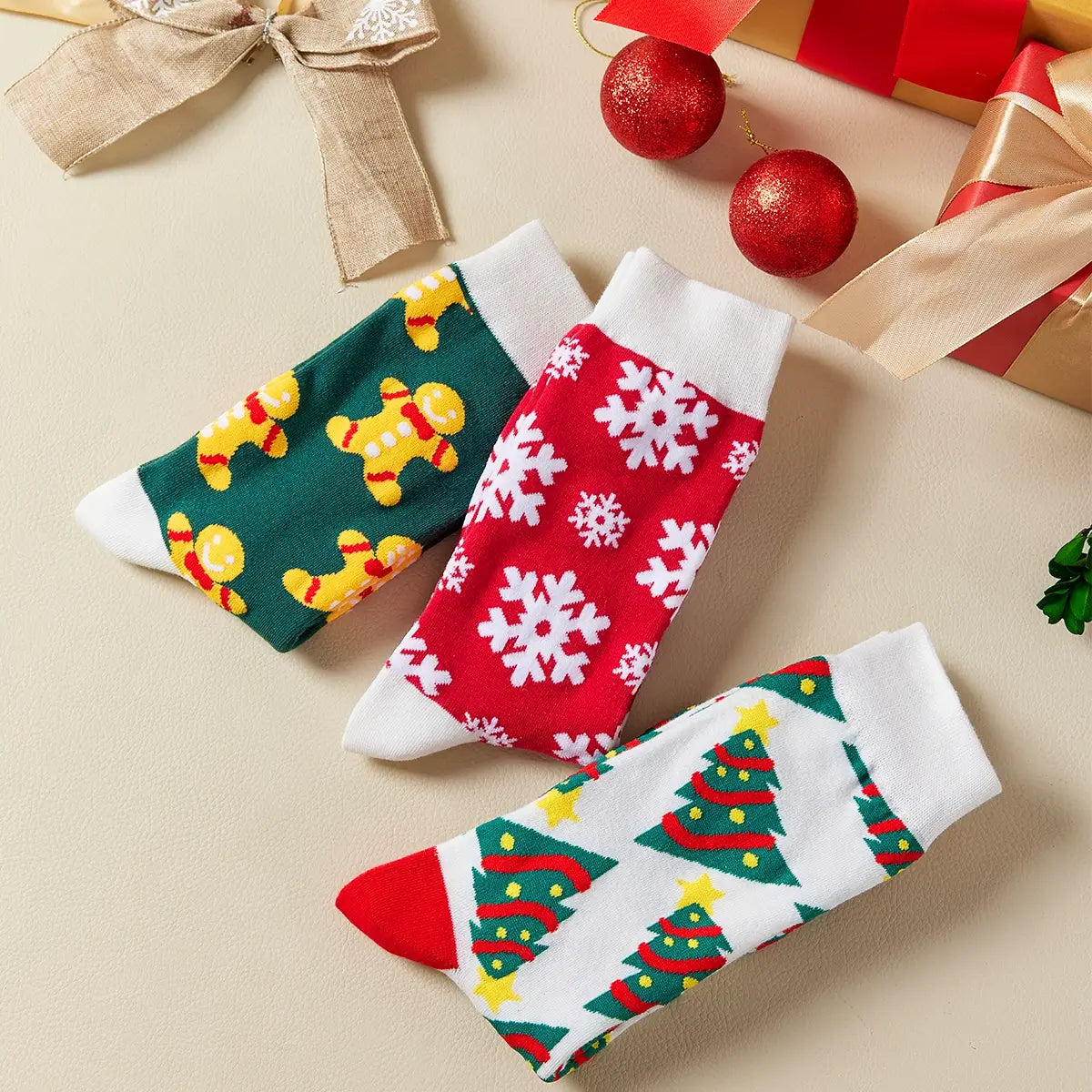 Chaussettes hautes de Noël avec motifs festifs : sapin, flocon, biscuit. Douces, chaudes et stylées pour un hiver cosy et un look joyeux à Noël.