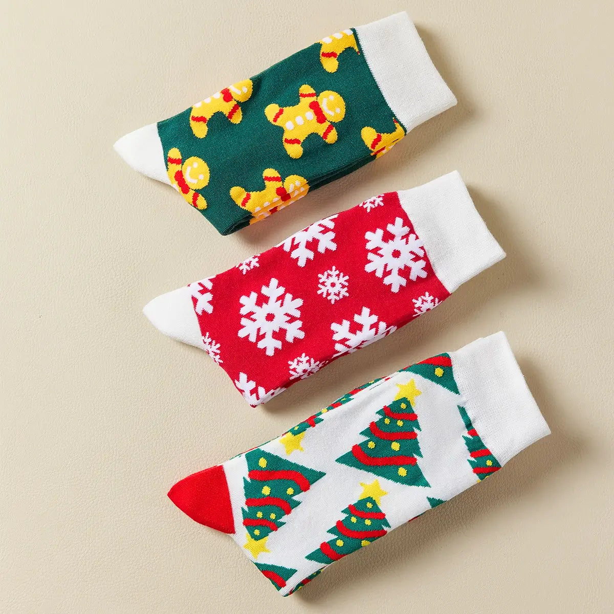 Chaussettes hautes de Noël avec motifs festifs : sapin, flocon, biscuit. Douces, chaudes et stylées pour un hiver cosy et un look joyeux à Noël.