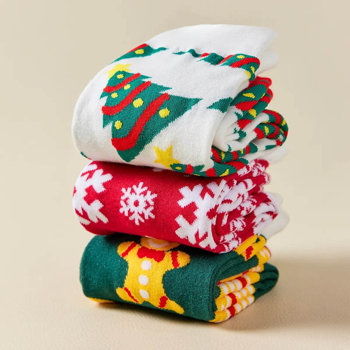 Chaussettes hautes de Noël avec motifs festifs : sapin, flocon, biscuit. Douces, chaudes et stylées pour un hiver cosy et un look joyeux à Noël.