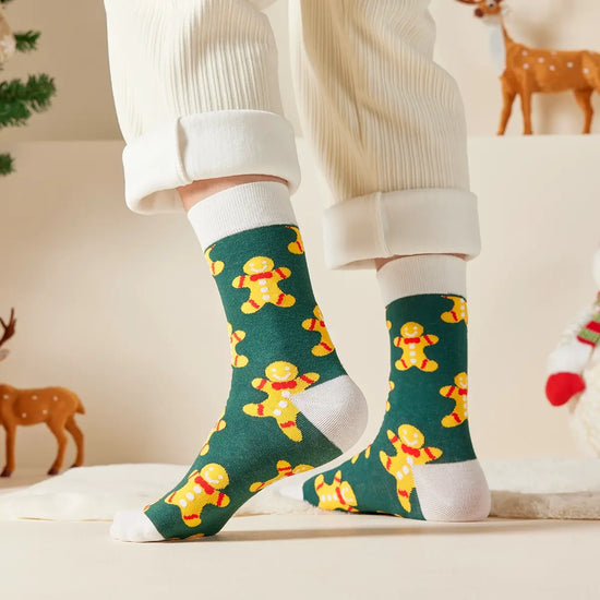 Chaussettes hautes de Noël avec motif biscuit. Douces, chaudes et stylées pour un hiver cosy et un look joyeux à Noël.