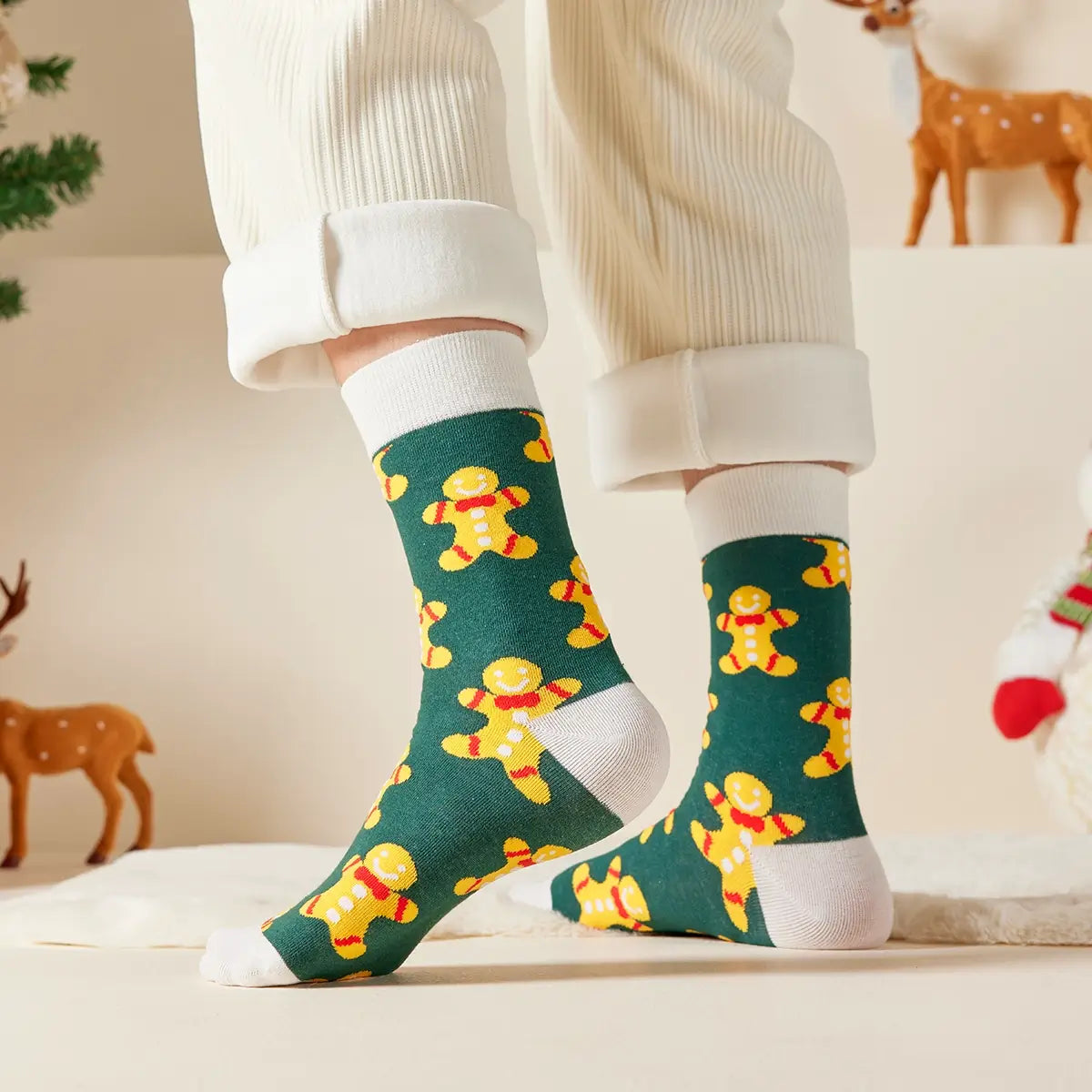 Chaussettes hautes de Noël avec motif biscuit. Douces, chaudes et stylées pour un hiver cosy et un look joyeux à Noël.