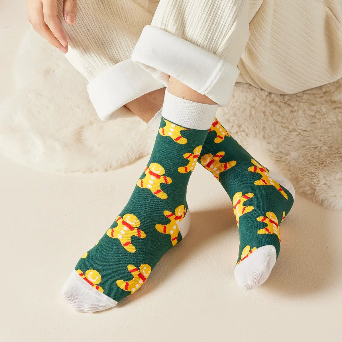Chaussettes hautes de Noël avec motif biscuit. Douces, chaudes et stylées pour un hiver cosy et un look joyeux à Noël.