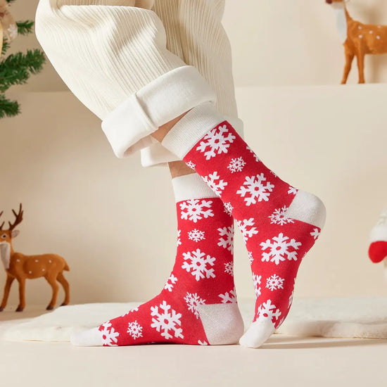 Chaussettes hautes de Noël avec motif flocon. Douces, chaudes et stylées pour un hiver cosy et un look joyeux à Noël.