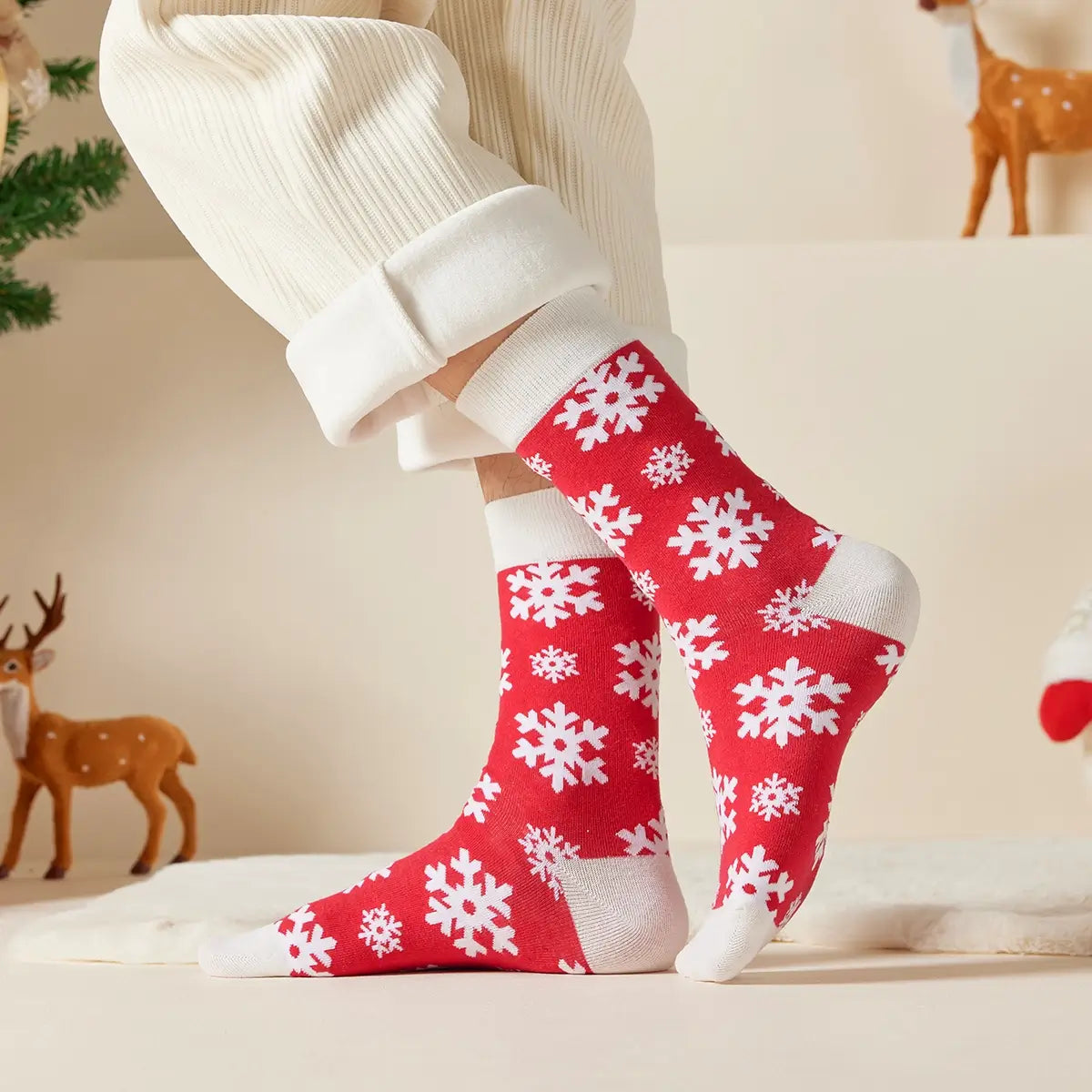 Chaussettes hautes de Noël avec motif flocon. Douces, chaudes et stylées pour un hiver cosy et un look joyeux à Noël.