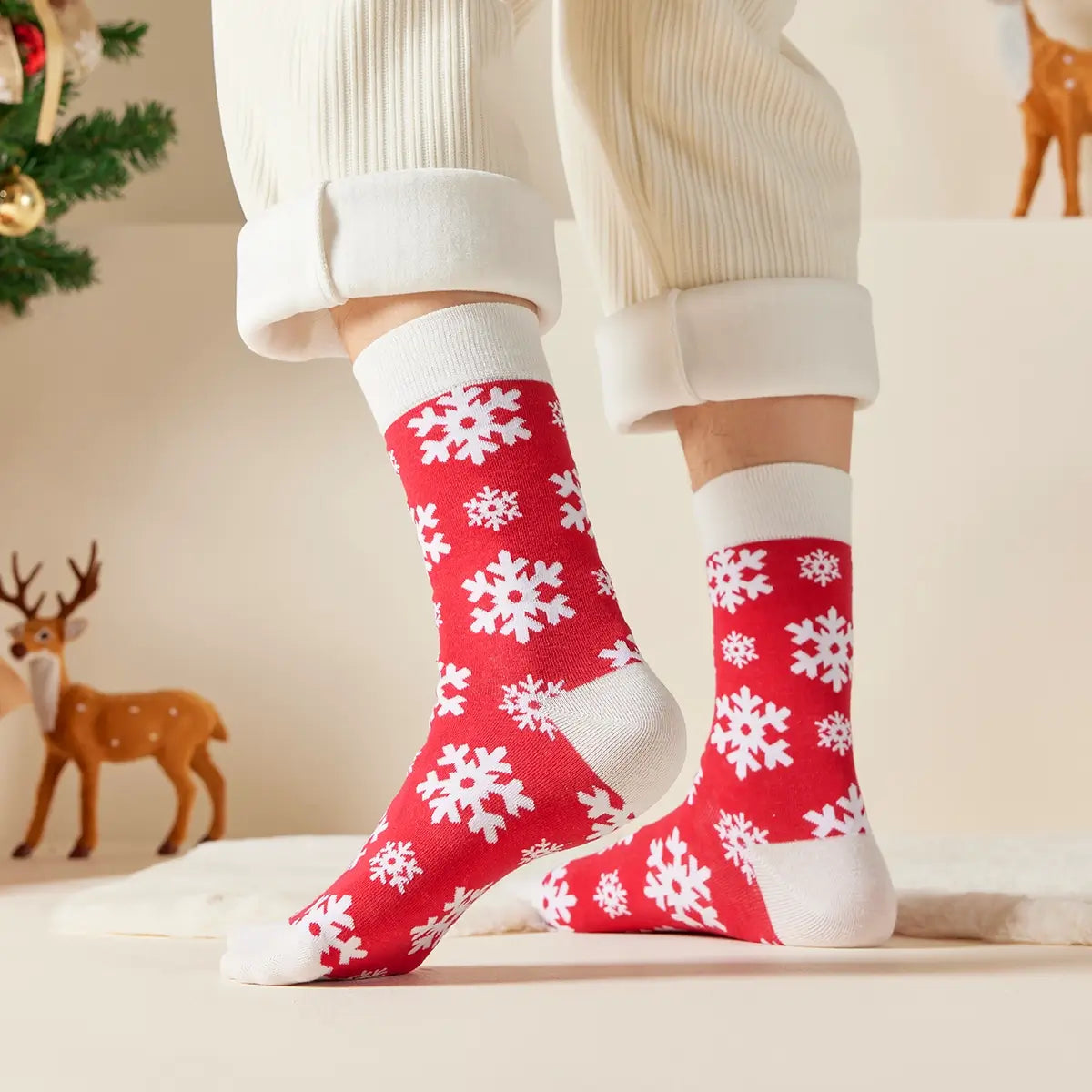 Chaussettes hautes de Noël avec motif flocon. Douces, chaudes et stylées pour un hiver cosy et un look joyeux à Noël.