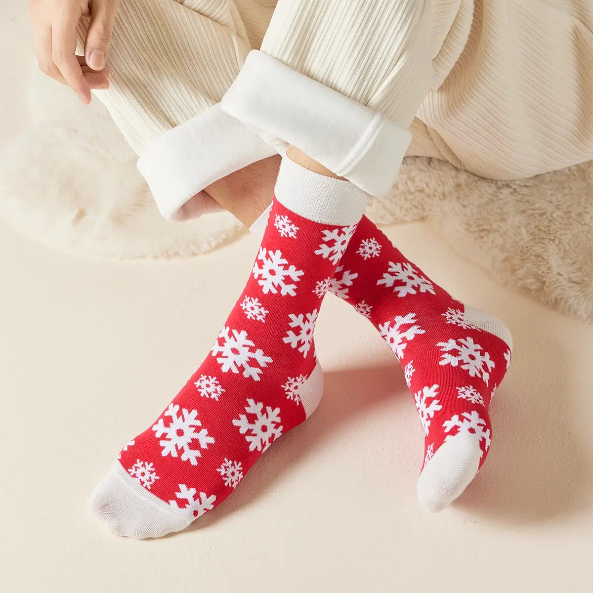 Chaussettes hautes de Noël avec motif flocon. Douces, chaudes et stylées pour un hiver cosy et un look joyeux à Noël.