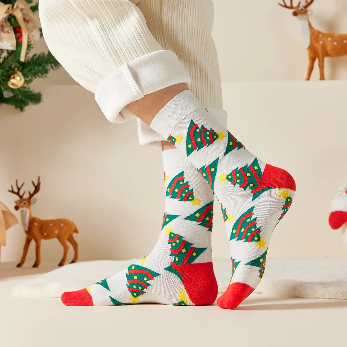Chaussettes hautes de Noël avec motif sapins. Douces, chaudes et stylées pour un hiver cosy et un look joyeux à Noël.