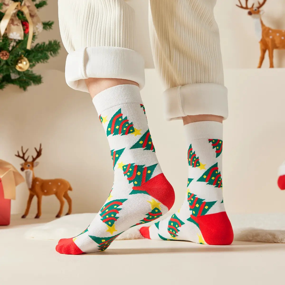 Chaussettes hautes de Noël avec motif sapins. Douces, chaudes et stylées pour un hiver cosy et un look joyeux à Noël.
