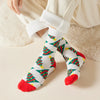 Chaussettes hautes de Noël avec motif sapins. Douces, chaudes et stylées pour un hiver cosy et un look joyeux à Noël.