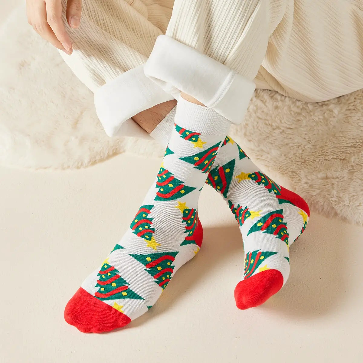 Chaussettes hautes de Noël avec motif sapins. Douces, chaudes et stylées pour un hiver cosy et un look joyeux à Noël.