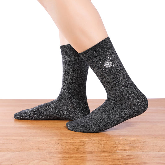 Chaussettes hautes lurex noir argenté. Motif festif brodé sur le côté : boule à facettes.