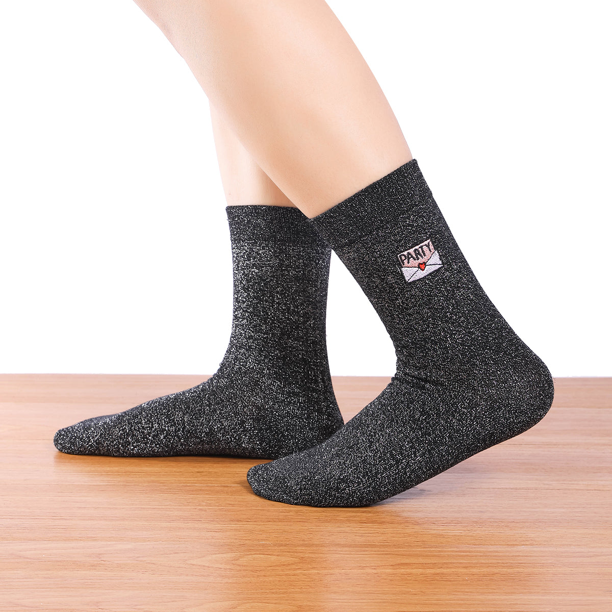 Chaussettes hautes lurex noir argenté. Motif festif brodé sur le côté : enveloppe coeur invitation.