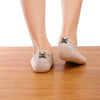 Chaussettes basses motif chien ou chat brodé sur la languette. Disponible en 4 coloris : blanc, beige, gris, noir.