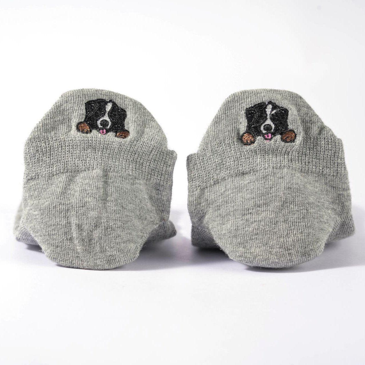 Chaussettes basses motif chien ou chat brodé sur la languette. Disponible en 4 coloris : blanc, beige, gris, noir.