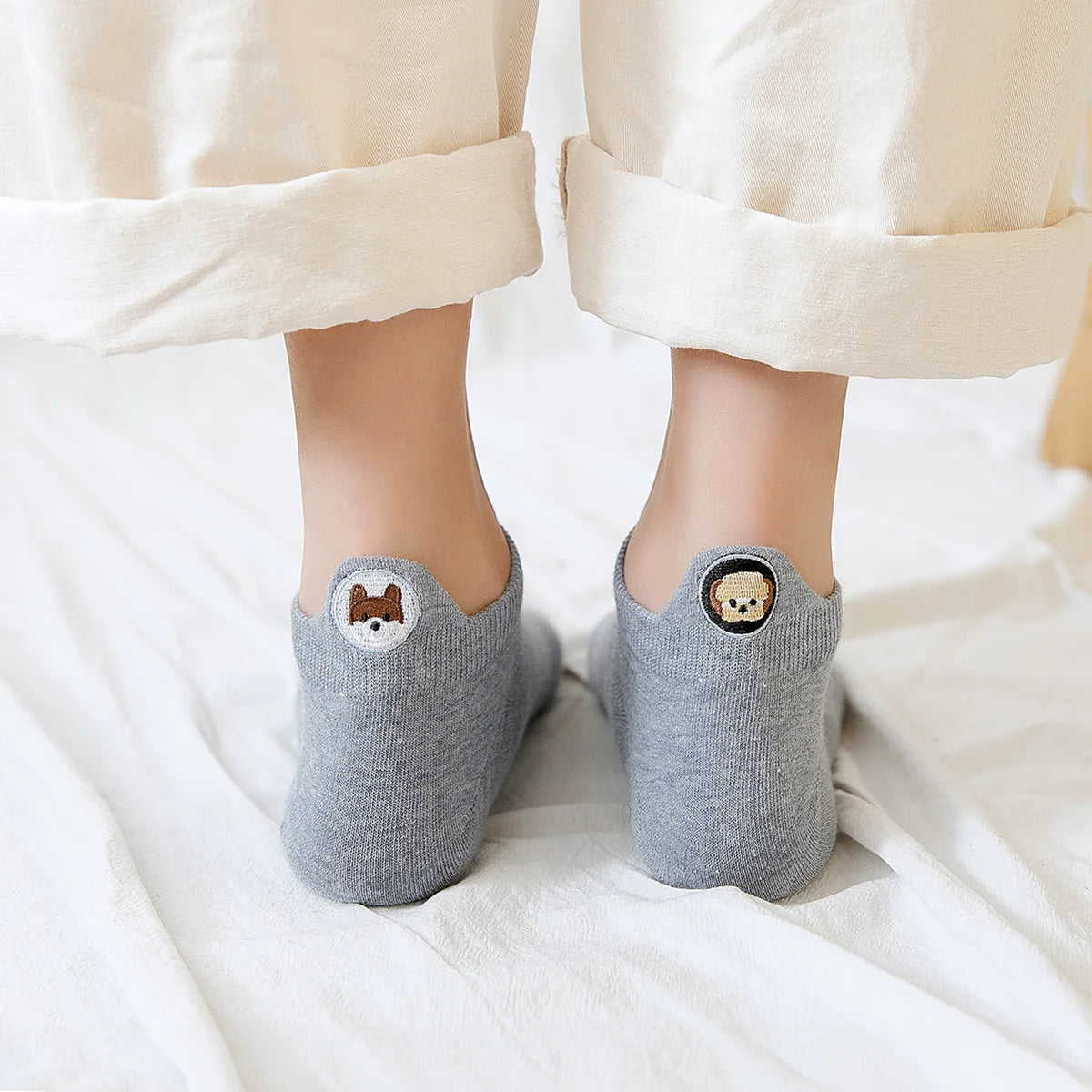 Chaussettes bleues au motif chiens dépareillés sur la languette